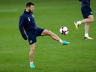 Wes Hoolahan turns down the ch...